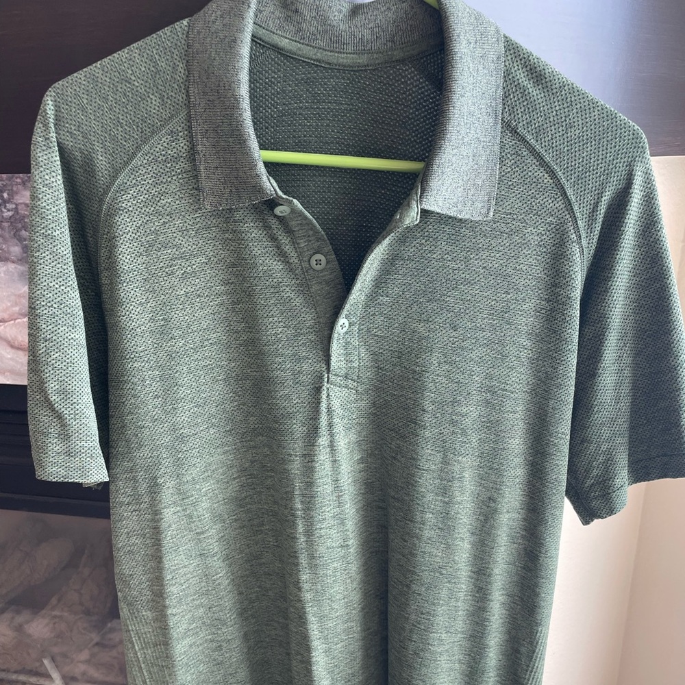 LuLulemon men’s work out shirt or atheistic wear polo Size L